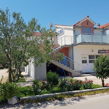 Gabi Rooms & Studio Apartment Lozovac Eksteriør billede