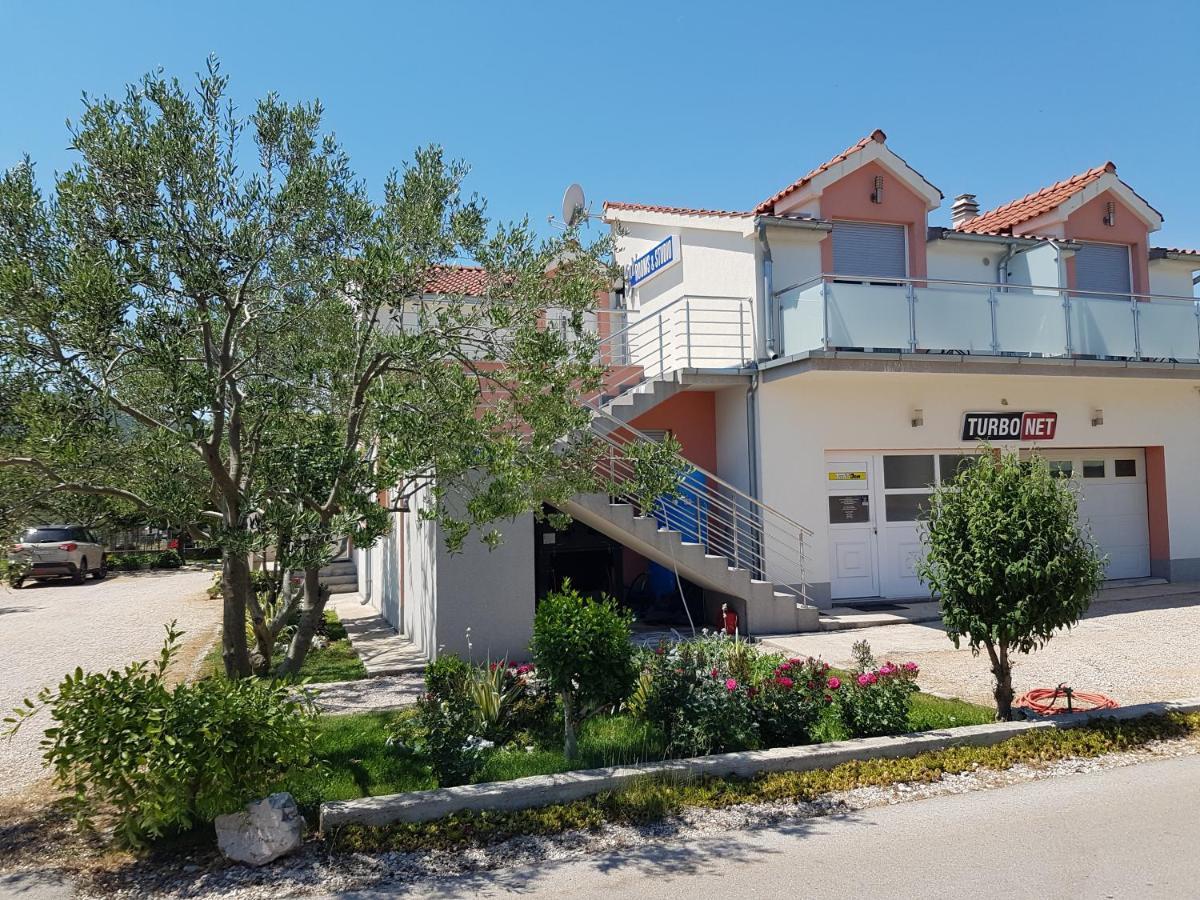Gabi Rooms & Studio Apartment Lozovac Eksteriør billede